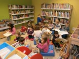 Les petits à la bibliothèque