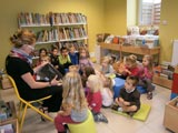 Les petits à la bibliothèque