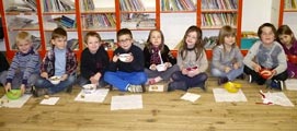 Les écoliers dégustant leur repas particulier. Photo Marie-Chantal Daspres