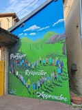 Une fresque accueille élèves et parents à l'entrée de l'école